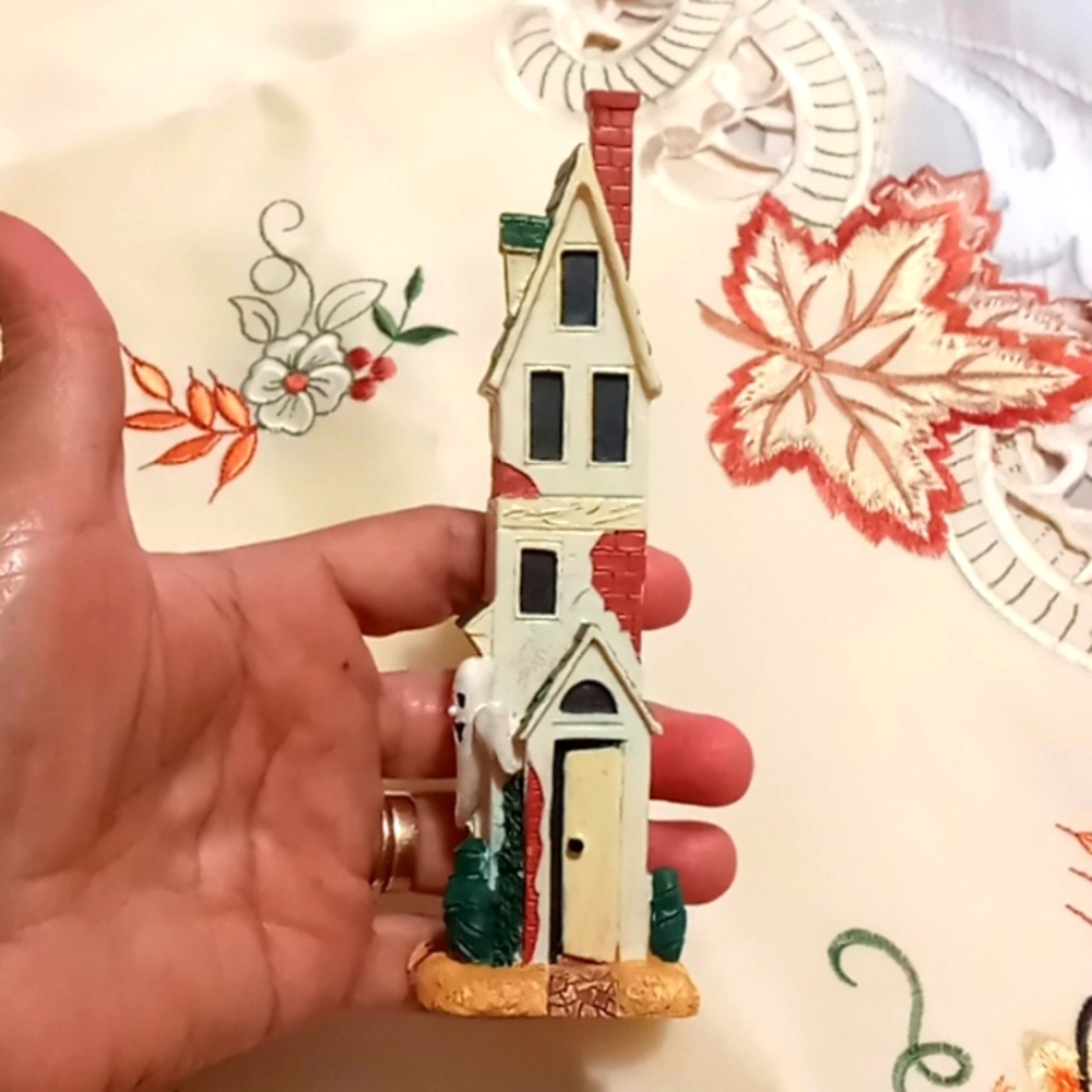 HALLOWEEN VILLAGE FIGURINE